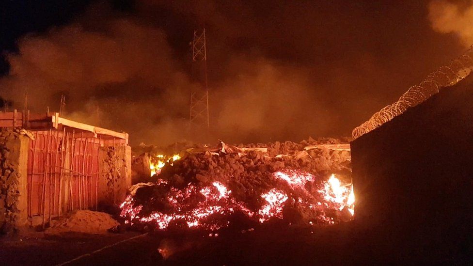 DR Congo activates evacuation plan for Goma as lava from erupting volcano devours roads & houses