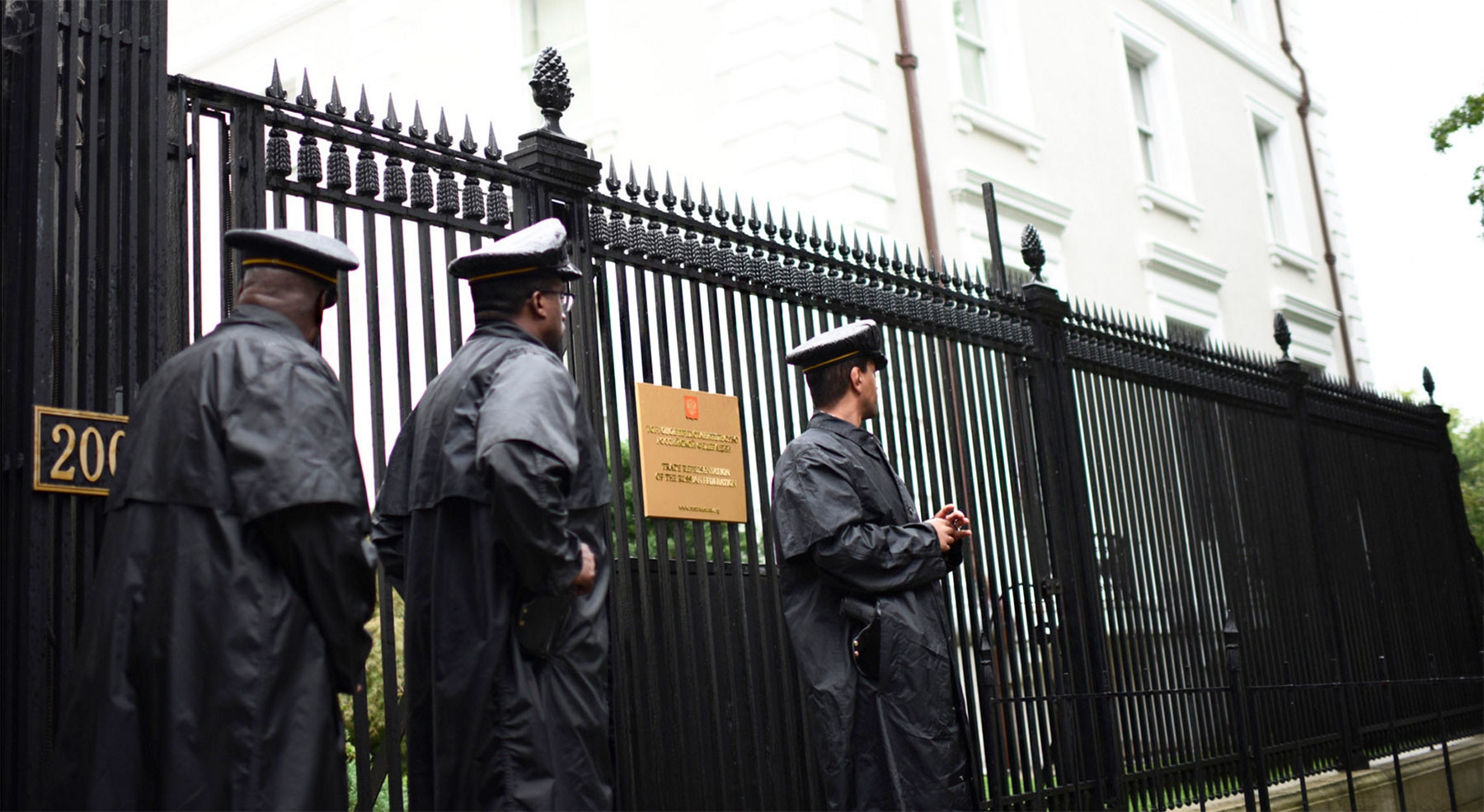Агенты на «прогулке»: посольство России назвало «издевательским» заявление Госдепа по поводу обысков