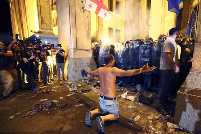 Не так сел. Грузины штурмуют парламент и требуют отставок. Что заставило людей выйти на улицы?