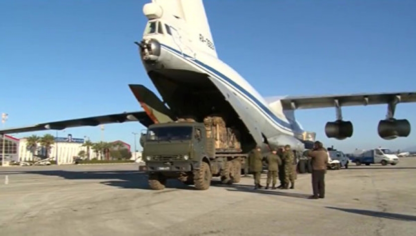 Российский самолет сбросил 18 тонн гумпомощи в осажденный ИГ Дейр-Эз-Зор