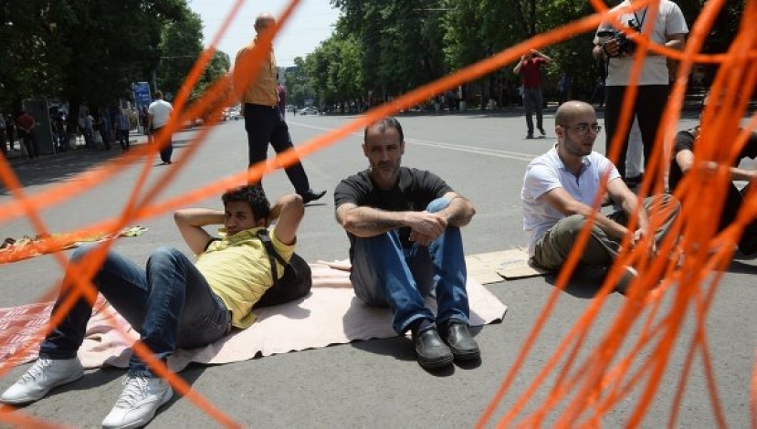 Политолог: протесты в Армении не стоит путать с "Майданом" в Киеве