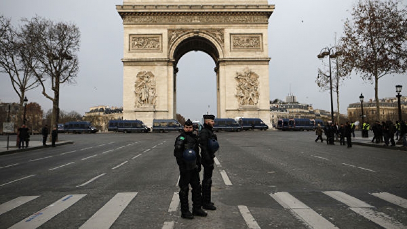 В Париже полиция перекрыла доступ к Елисейскому дворцу