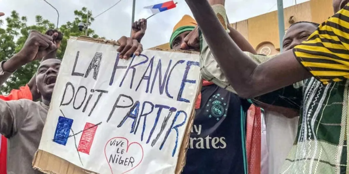 Мятежники Нигера лишили посла Франции дипломатической неприкосновенности