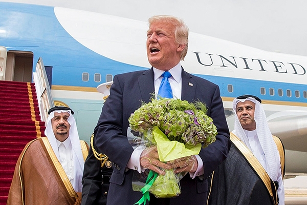 Танцы с саблями. Президент США с удовольствием и пользой провел время в ваххабитском королевств