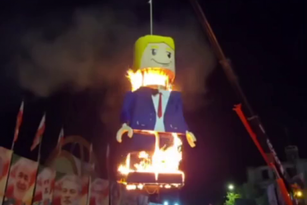 В Мешхеде после похорон Хаменеи прошла акция со сжиганием куклы Трампа