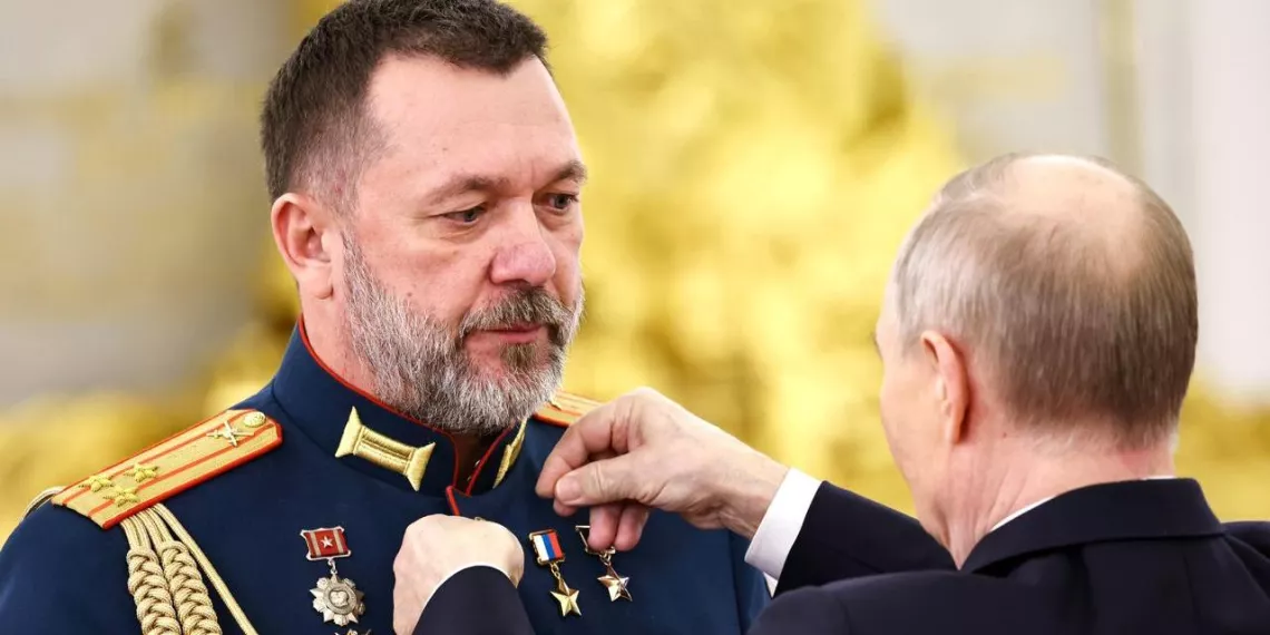 Путин вручил медали "Золотая Звезда" Героям России в День Героев Отечества