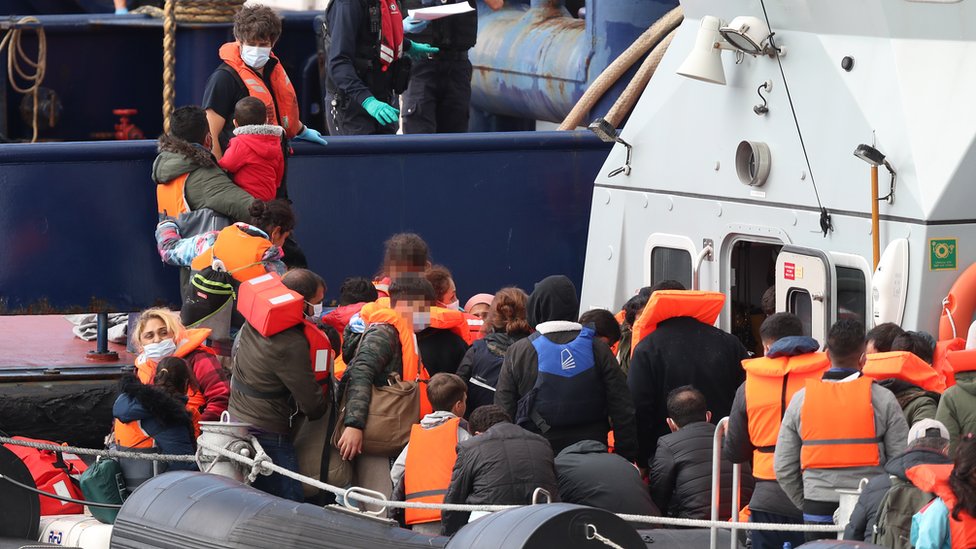 France 2: сопровождать, но не задерживать — французские власти не в силах остановить поток мигрантов через Ла-Манш