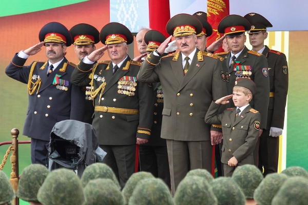 Надежный друг. Лукашенко помогает Украине воевать в Донбассе. И продает ее товары России