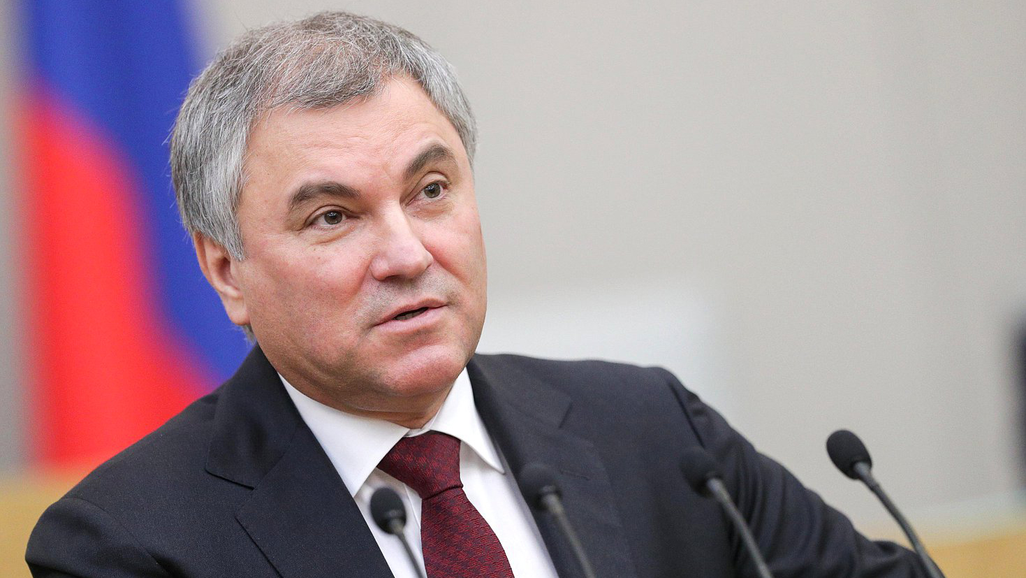 Володин: с 1 июля ужесточат правила пользования услугами связи для мигрантов