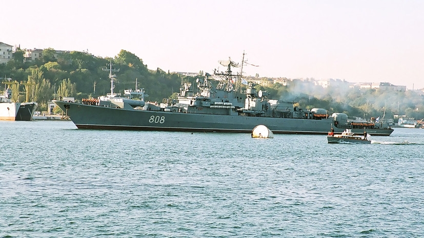«Мероприятия по контролю»: сторожевой корабль ВМС России наблюдает за действиями USS Fort McHenry в Чёрном море
