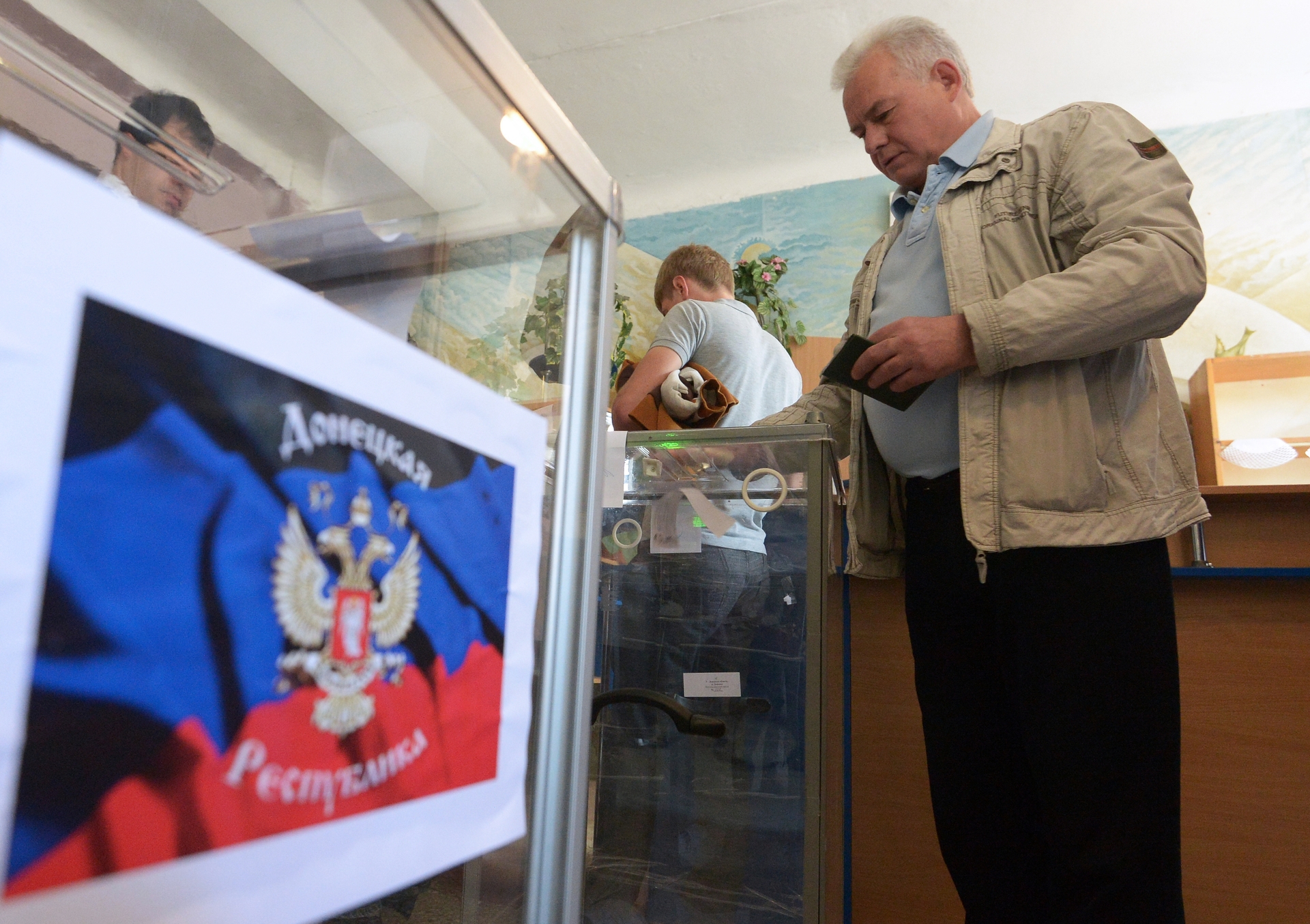 Мужчина голосует на референдуме о статусе Донецкой Народной Республики 11 мая 2014 года