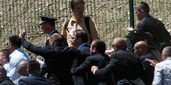 Сербского премьера забросали камнями в Сребренице