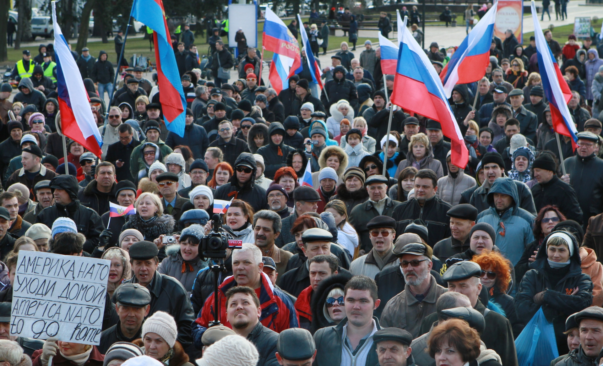 5 апреля 2014 года. Участники митинга с требованием проведения референдума о статусе Донецкой области на площади Ленина