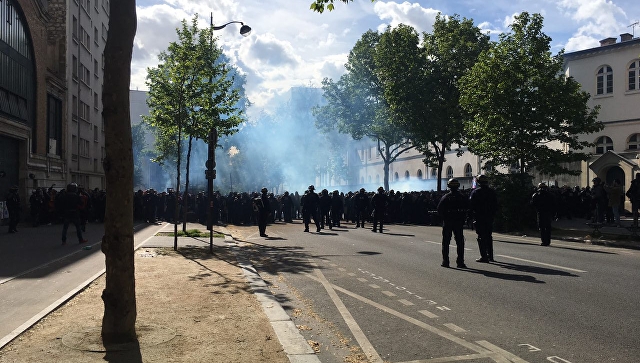 Шествие 1 мая в Париже, где произошли беспорядки, собрало 30 тысяч человек
