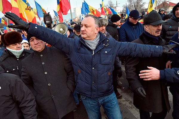 Отъем с переворотом. В Молдавии лишают власти «пророссийского» президента