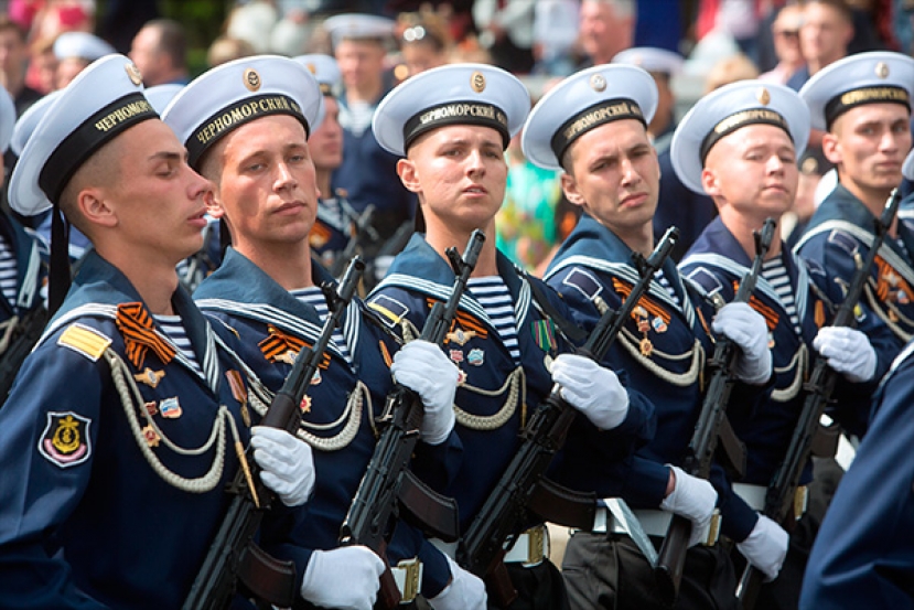 Пять военных. Моряки на параде. Парад Победы моряки. Парад Победы Черноморский флот. Парад 9 мая моряки.