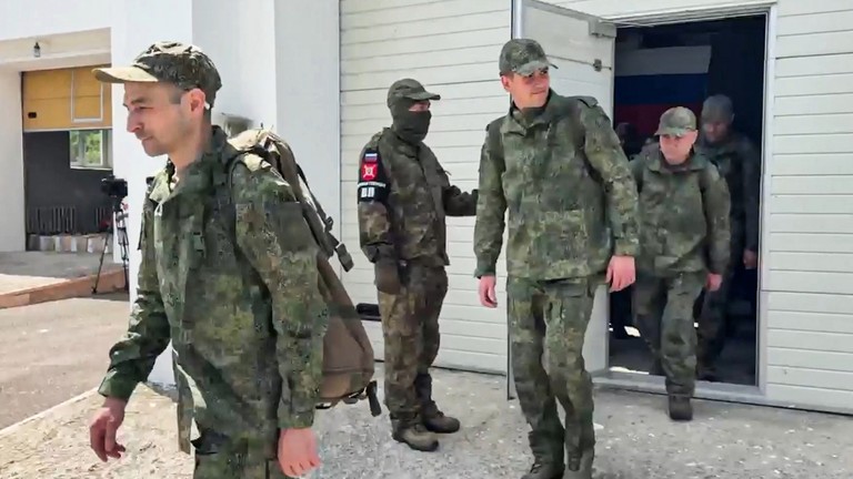 Russia and Ukraine exchange 185 POWs