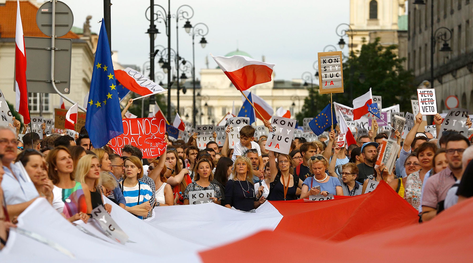 Санкционный маховик: Еврокомиссия грозит Польше лишением права голоса в Совете ЕС