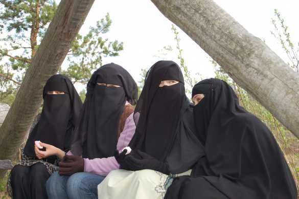 Russian Muslim clerics reverse polygamy ruling