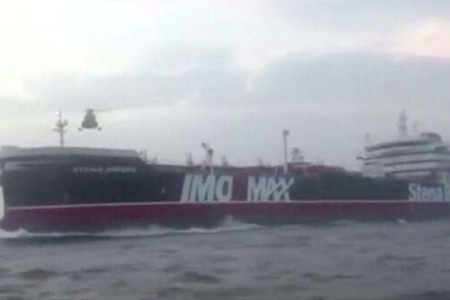 США попытались захватить иранский танкер - корабли ВМС Ирана отбили атаку