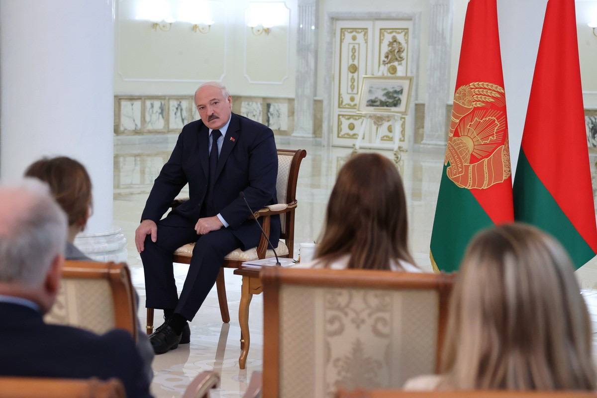Белоруссия напряженно ждет новостей из президентского дворца