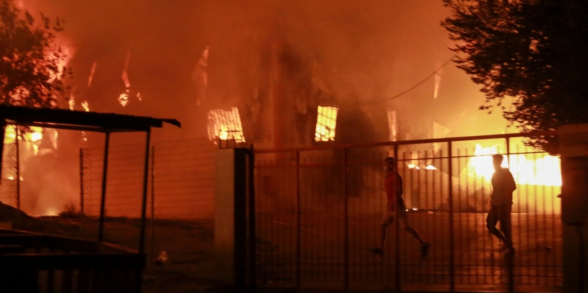 В Греции сгорел переполненный лагерь беженцев