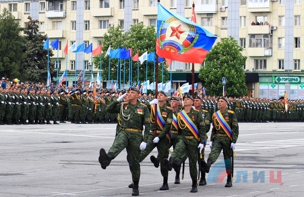 В Луганске прошёл парад с участием военной техники в честь 72-й годовщины Победы