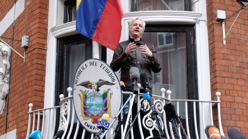 Эквадор лишил укрывающегося в посольстве страны Ассанжа средств связи с внешним миром