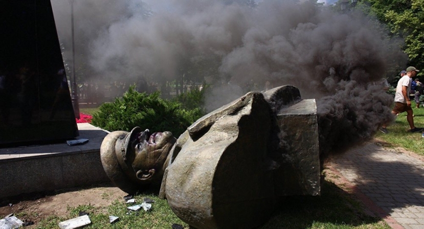 Ukraine Nationalists Destroy Bust of Soviet Military Figure in Kharkov