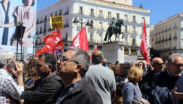 Испанцы требовали на митингах достойной зарплаты и борьбы с неравенством