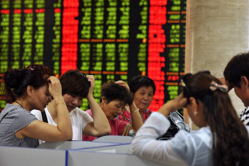 Торги на биржах Китая начались с обвала котировок