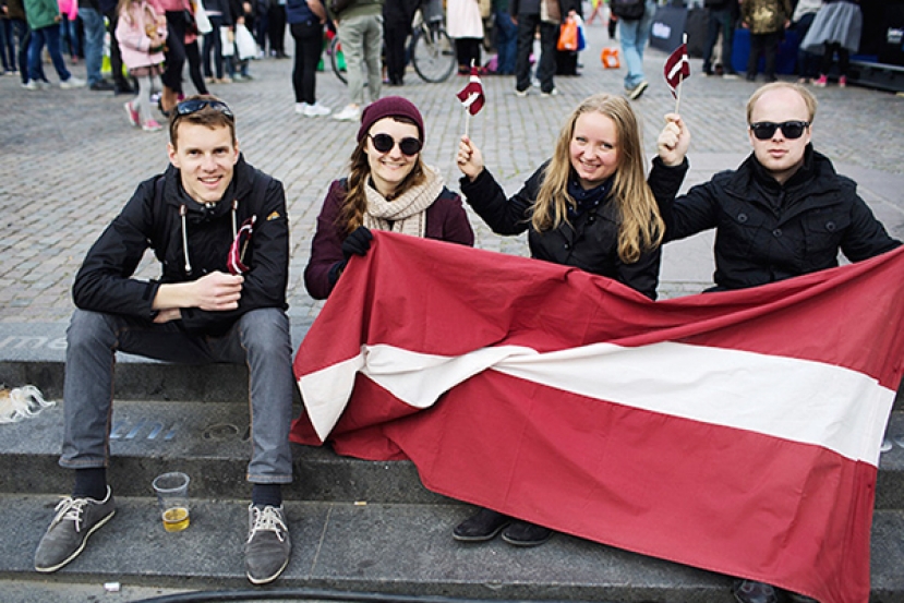 Электоральная стимуляция. Латвия тратит миллионы на патриотизм, но все равно пустеет