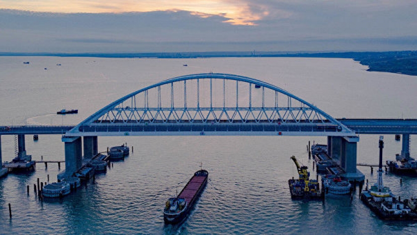 Строители начали укладку рельсов на Крымском мосту со стороны Керчи