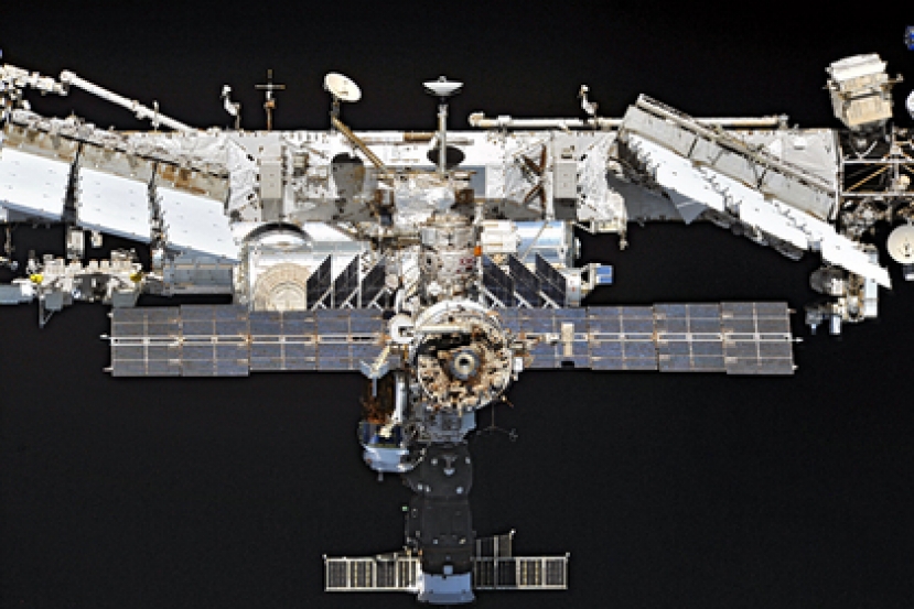 Космонавты вышли исследовать продырявленный «Союз»