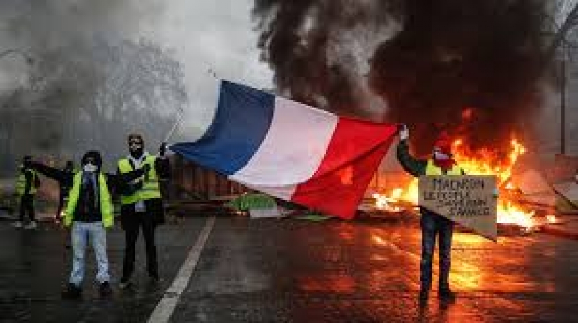 Чрезвычайные меры: во Франции могут ввести режим ЧП из-за протестов «жёлтых жилетов»