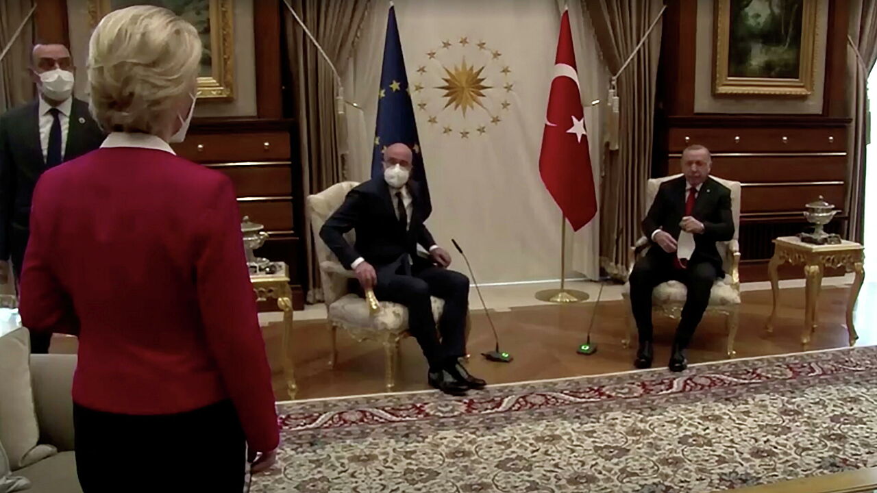 Le Monde: протокольная ошибка на встрече с Эрдоганом превратила образ европейской державы в насмешку