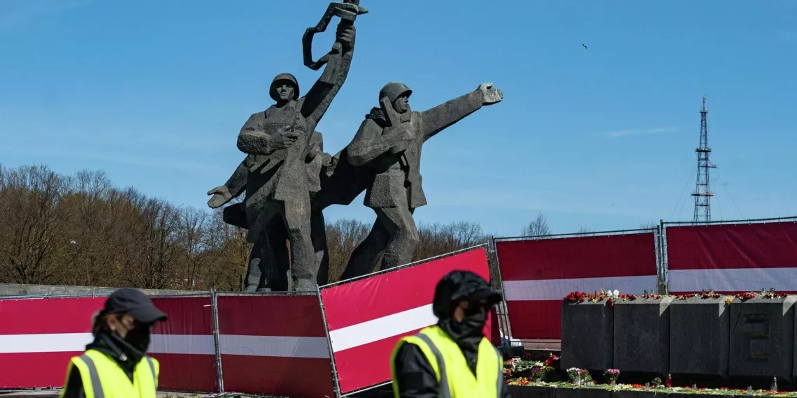 ООН потребовала от Латвии прекратить демонтаж советских памятников