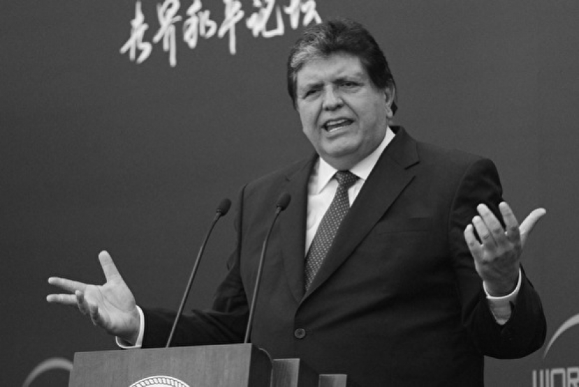 Экс-президент Перу, совершивший суицид при задержании, скончался