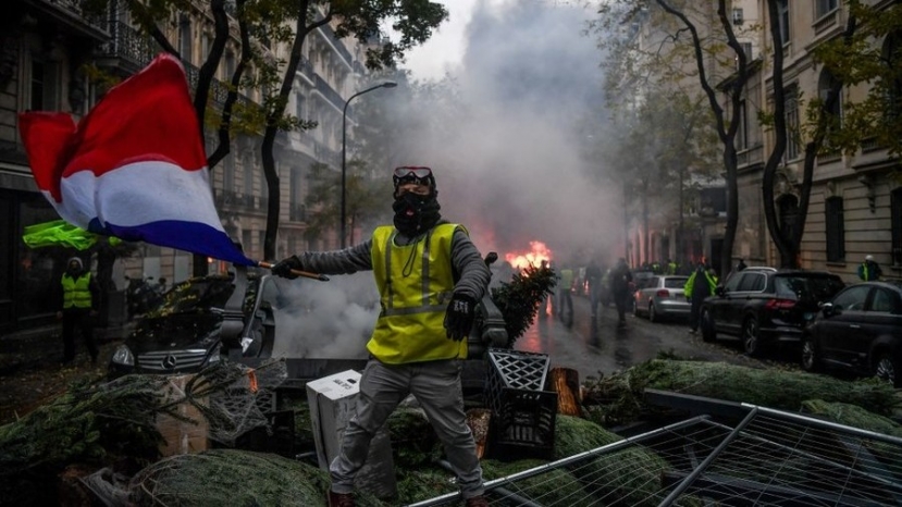 Yellow Vests leader: Fuel tax moratorium is crumbs, we want the baguette