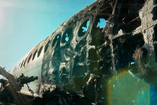 «Горящий клубок железа летит по полосе». Из-за чего погибли пассажиры SSJ-100 в Шереметьево