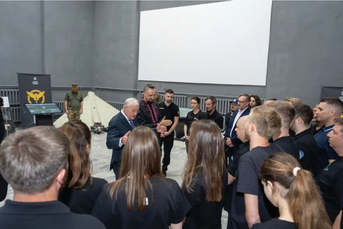 Келлог побывал в цехах по сборке украинских беспилотников в Киеве
